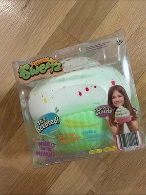 Green Cupcake Squishy Toy 🧁 Squeezee Sensory toy NEW Sealed Birthday gift